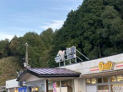 馬籠宿を16時前に出発、中津川ICまで少し時間が掛かりましたが、中央道に乗り小牧JCTから東名、名神を順調に走ります。
途中、伊吹PAで小休止、残り130km一寸で2時間あれば余裕と考えていましたが、草津辺りから不穏な空気が････。
大山崎JCT手前で事故との情報が表示され、名神は渋滞すると考え京滋バイパスに迂回しますが、大山崎JCTの手前から渋滞にかかり、レンタカー屋さんに電話。。。

「1時間位なら店にいますから。」というありがたいお言葉に救われ、何とか30分の遅刻で帰着することが出来ました。

奥様からは、「馬籠宿に寄る必要あった？」と、詰め込み過ぎのお叱りを受けましたが、何とか無事に「秋の軽井沢、木曽路の旅」5部作の終了です。

今回、これまで。