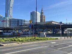 市内中心部、ワルシャワ中央駅の近くまできました。奥に見える科学文化宮殿のほかに、15年前にここにきたときには全然なかった最新のけったいな形のビルも建っています。東欧時代のクラシックなバスやトラムもほとんど姿を消し、近代化がぐんぐん進んでいる感じです。