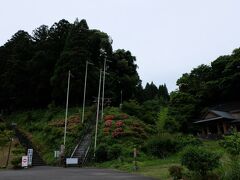 臼杵の市街中心部から山側西に車で15分ほど入った　国宝　臼杵石仏　を訪れました。昨年秋の国東半島の摩崖仏や両子寺に続き、臼杵の石仏も観なきゃな場所。
山の麓の駐車場に車を停め、石仏群のある山の方を望む・・
現代人の私が見ると、山中腹に石仏がが点在してるのか・・と思うだけでしたが・・
知れば知るほど、平安時代の宗教観、浄土観・・興味深過ぎな石仏群でした。