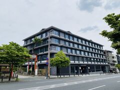 時間通りに京都駅に到着して、地下鉄を乗り継いで（烏丸線～東西線）東山にあるホテルに荷物を預けに向かいます。
東山駅からは徒歩5分ほどで、THE HOTEL HIGASHIYAMA。
