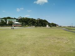 竹島園地より「蒲郡クラシックホテル」望む。
気持ちいいところですが…
