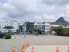 　9:25 台湾本島最南端の碑を後にして、9:45に墾丁大街のホテル(興吉旅店)に戻りましたが、まだ天気は大丈夫で、ホテルのチェックアウトまで時間があるため、ホテルの裏側にある墾丁海水浴場へ。海水浴場の入り口になる駐車場からは、墾丁のシンボルである大尖石山 (写真右)がよく見えます。
　なお写真の建物のすぐ裏が墾丁大街(2～3分)になり、この場所(駐車場)の裏側(1分)が海になります。すなわち、ホテルから歩いて3～4分で墾丁海水浴場に行けます。