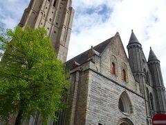 次は聖母教会です。
この教会は1225年に完成し、レンガ作りの塔の高さは鐘楼より高い122メートルとのこと。真近で見るとその大きさがよくわかりました。