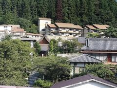 グランドホテルに戻り朝食会場へ。空中渡り廊下からは先ほどまでいた四万たむらが見えています。