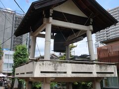三島広小路駅の近くまでやってきました。源兵衛川沿いの三ツ石公園に建つ時の鐘。寛永年間に鋳造され、江戸時代に三島の宿場に時を告げていたと言われています。