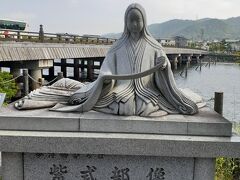 宇治橋の袂には紫式部像。
宇治は平安時代に貴族たちの別荘が多くあり、源氏物語の宇治十帖の舞台となった場所です。