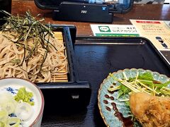 榑木野 松本駅舎店にていったんお昼休憩。
4時間睡眠で飛び出してきたので、乗り鉄ならぬ眠り鉄。
寝ていてもお腹は減る。
ざると、ニジマスの円揚げと、佐久の花（蕎麦焼酎）の蕎麦湯割りを注文。
円揚げって食べたことなかったけど、甘いたれがかかっていて、小骨は多いけどそのまま食べられました。
食べたことないものをひとつずつクリアしていくのって、鉄道乗りつぶしに似てる。
本質的にコレクターなのだろう。