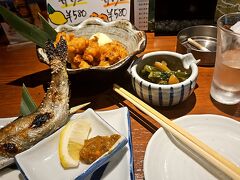 本日の夜ご飯は長野駅前の、出張サラリーマン御用達の「信州地酒居酒屋　長野駅前酒場」にて。
喫煙可。
観光案内所でもらった戸隠神社のパンフレットを見て、どんなルートで廻ろうかと考えつつ、日本酒は「大信州」。
とても好みのお酒。
お通しがニジマス、だっけ、塩焼きで、これだけでも嬉しい。
あとは、ノビルの醤油漬け、蛸の唐揚げ、