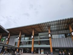 なんかリュックサック一つでわいわい出てきたら、散策用の小さい鞄を持ってこなかった。
チェックイン後にスマホと財布と眼鏡だけ抱えて駅前に出る。
無印良品があったのでサコッシュ購入。
これが非常に便利で今もかなり重宝しております。

明日はいよいよ戸隠神社。
駅前の観光案内所で聞いたら、バス乗り場やチケット売り場を丁寧に教えてくれて、戸隠のパンフレットも2部ほどいただけました。
長野の人って、本当にみんないい人ばっかり。