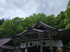 中社でお詣り。
車で来た人が多いのか、ここは結構賑わっていた。
