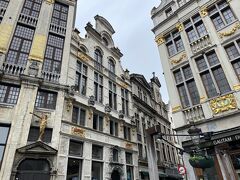 グランプラスに面していない道の建物も豪華

この、左端　
ブラバン侯爵の館、端っこ
像がある。
これ、何か調べてもわからなかった