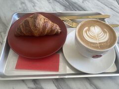 パークはしょぼかったけど、お店は広々としていてカフェラテもクロワッサンも美味しかった。
休みが取れなかったためカフェでテレワーク