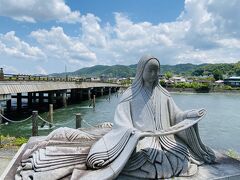 宇治橋と紫式部の像。
この時期、紫陽花で有名な三室戸寺に行くことも考えていましたが、暑くて…
片道30分歩くのが辛そうでやめました(^_^;)