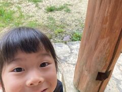 娘はどこ行ったか聞くと・・・。
まずは島とうふおばぁ食堂に。
お土産買いに行ったのかな？