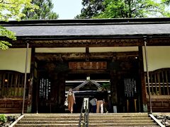 いよいよ永平寺へ。入場券購入の後、広大な入り口へ