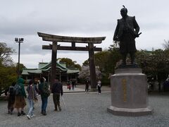 豊臣秀吉像の奥に本殿があります。