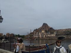 　次はプロメテウス火山。
　プロメテウス火山はディズニーシーのパークの中心にそびえており、中には「センター・オブ・ジ・アース」というアトラクションがあります。
　人工岩またの名前を擬岩（ぎがん）と呼ばれるものでできています。擬岩とは人工的に作られた岩の壁や岩の塊のことを意味しています。モデルはイタリアのナポリにあるヴェスヴィオ山であります。ヴェスヴィオ山はイタリアのカンパニア州というところにある山であり、高さは1,132mなので富士山よりはだいぶ小さい山となっています。　近くで見ると、大変迫力がありました!