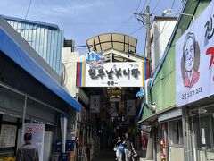 バスに揺られ40分程で南部市場に到着しました。
歩いて目的の朝食を食べに向かいます。
飲食店はポツポツ空いてたけど、他のお店はメイン通り？のお菓子屋さんがひと通りやってたくらいでした。