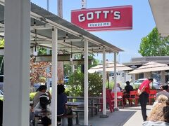 ほろ酔いになったところで ワイナリーを経ち オックスボ・ パブリックマーケットに。ここに隣接するGOTT'Sのハンバーガーを食べよう