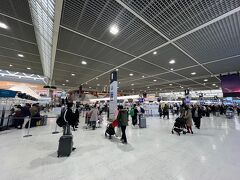 ラウンジをゆっくり楽しむべく、18時発のフライトですが、お昼すぎに到着。年始のにぎわいです。