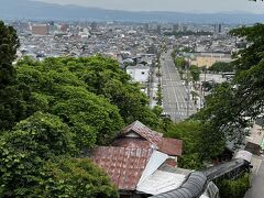 頂上まで行かず、
２つめの坂道下車して
そこから徒歩で下る。
会津若松城下が一望。