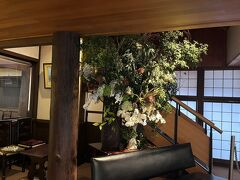 今回のホテルは河童橋のたもとにある「五千尺ホテル」
場所の良さと食事の評判が良いので宿泊を決めました。