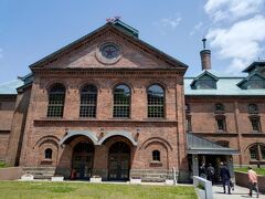 こちらの建物2階・3階が、サッポロビール博物館。
1階はレセプション、ショップとレストラン。

ドア入ってすぐ横にロッカーあり、ロックするときに入れた100円は荷物を取り出すときに戻る仕組み。