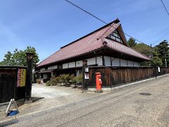芭蕉たちが越えた険しい峠の下をトンネルで抜け東根市へ。

そろそろ昼食にしましょう。
ちょっと面白そうなお店を見つけたので行ってみます。
「梅ヶ枝清水」です。「めがすず」と読むそう。
http://www.megasuzu.com