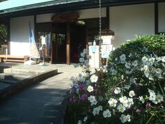 こちらは甘味処、二の丸茶亭。