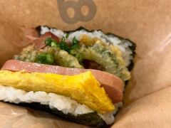 ゴーヤ天ぷら入りのポー玉を注文。

控えめな塩気のスパムにサクサクの天ぷら。
お醤油おかかがいい仕事してる!
美味しいよ～

嬉しくって、笑ってしまう。