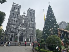 少し歩くとハノイ大聖堂。年は明けていますが、まだ2023の文字とクリスマスツリーがありました。