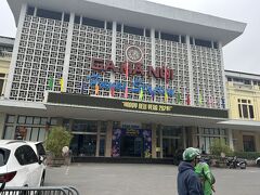 少し足を伸ばし、ハノイ駅までやってきました。