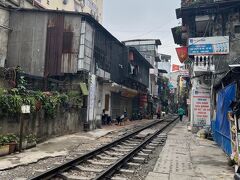 有名なトレインストリートも覗いてみました。線路脇にカフェが並んでいます。線路のど真ん中にテーブルを置いているお店もありました。電車が通ればスリル満点でしょう。