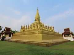 黄金のタート・ルアン！
大きすぎて写真撮るのが大変。
ラオスの国章やお札（10万、5万、1万、5000、1000、100、50）に描かれています。

タート・ルアン（仏塔）
入場料30,000（現金のみ）