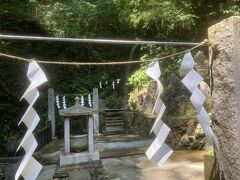 登山道に入り10分ほどで琵琶滝に到着
小さな滝で、ここで滝行をするようです。