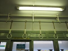 鉄道ファンや観光客で混雑していましたが、何とか座席を確保。
薄緑色のペンキで塗られた内装が、良い味を出しています。