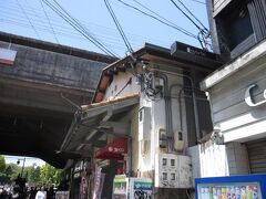 住吉鳥居前で一旦下車し、南海本線の住吉大社前駅方面へ。
この古めかしい駅舎のような建物の正体は・・・