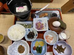 旅館で朝食をいただきます！
