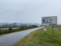 銀山温泉から車を走らせて、約30～40分程で最上川までやって来ました。