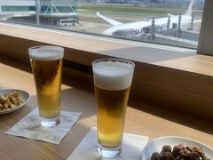 さあ１年ぶりのハワイに向けて出発。この１年間今日の日を楽しみに頑張って働いてきましたからね！この福岡空港での乾杯が至福のひと時です。