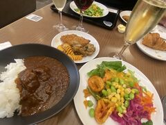 福岡からもハワイアン航空が就航していますが、JALマイラーなので羽田経由。サクララウンジで腹ごしらえ。昨年はまだコロナ禍の影響で一部オーダー制でしたが、今はすべて元通りになっていたので、すべてブッフェスタイルに戻っていました。
