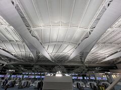 第2ターミナルからの出国は初めて。自分で荷物をチェックインし、出国します。深夜便なので人が少ないため、とてもスムーズ。