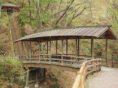 程なく見えてきたのが、日本では珍しい屋根のある木橋「五台橋」。