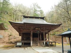 文殊堂。行基が三体の文殊菩薩像を彫り込み、弟子の１人園行に１体を託し安置させのが始まりと伝えらています。現在の文殊堂は元禄14年（1701）に着工し、宝永6年（1709）に完成。