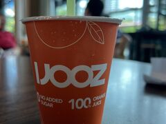 いったんホテルに戻り、昼食。外にある生オレンジジュースを飲みました。