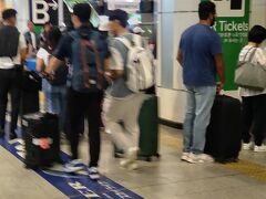 コロナ禍が明けても在宅勤務。
余裕で成田空港に向かうはずだったのに、まさかの本社出勤。あっちゃ～。
こんな日に限って(-_-;)

日暮里駅の京成スカイライナーからJRに乗換の改札
スカイライナーの京成だけのチケットしか持っていない人は、JRのチケットを購入する必要があります。
JRのチケット購入に、クレジットカード払いができない事に腹を立てて駅員さんへ暴言を吐いてる人を見たり、強行突破しようとする人がいたり、サイテーなYOUばかり目にしました。

日本人、もっと怒っていいと思います。

まい泉でヒレカツサンドを購入して
日暮里から京成成田に向かいます。