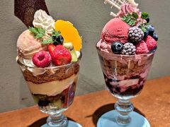 シメパフェではなく朝パフェなのですが…食べちゃいました。
左：エクラン ド フリュイ（私）
右：ジャルダン デュ ミルティーユ（ダンナ）
食べるのがもったいないくらい美しい！
そしてどの層を食べてもおいしい！
季節のパルフェ、大満足でした！