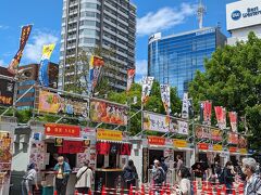 大通公園をさらに歩いていくと、札幌ラーメンショーが開催されていました。
お昼前で空いていたのでラッキー！