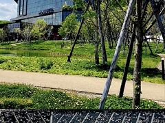 16分ほどで北広島駅に到着しました。
すでに駅は野球観戦のお客さんでいっぱいです。
シャトルバスでもFビレッジまで行けるようですが、時間もあるので歩いて向かいます。
線路に沿って15分ほど歩き、左に曲がって、線路をくぐり、坂を登るとエスコンフィールド[https://www.hkdballpark.com/]の建物が現れます。
周辺は駐車場もあります。緑が多いですね。広い公園の中に球場もある、という雰囲気です。
見晴らしもいいですし、他のどの球場にもない雰囲気です。

3F内野席ですが、一番端のセクションでの観戦です。