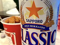 新千歳空港で甥と別れ、本日の宿であるホテルビスタ札幌 [中島公園][https://nakajimakohen.hotel-vista.jp/ja/]へ向かいます。
中島公園の駅を出て、ホテルにチェックインする前に、向かい側にあったセイコーマート[https://store.seicomart.co.jp/detail.php?nbr=21801]でビールとフライドチキン、ポテトサラダ・スモークサーモンを買い込みます。

チェックインして、風呂に入って、ビールを飲んでようやく一息つきました。